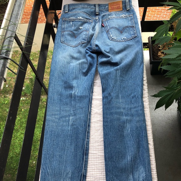 Levi’s straight leg, slight high rise, distressed jeans - Picture 3 of 10